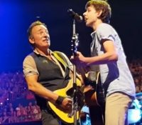 Η μαγική στιγμή που ο Bruce Springsteen ανεβάζει στη σκηνή έναν 14χρονο μαθητή!