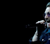 Ο Bono έχασε τη φωνή του κατά τη διάρκεια συναυλίας των U2, αλλά την ξαναβρήκε.