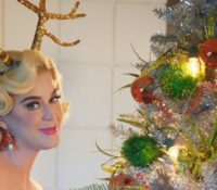Katy Perry “Cozy Little Christmas” Ένα χρόνο μετά το Εορταστικό videoClip της.