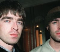 Liam Gallagher γράφει στο twitter “ο Noel με παρακάλεσε να επαναφέρουμε τους Oasis”