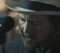 Eddie Vedder (μέλος των Pearl Jam) νέα singles “Matter Of Time” και “Say Hi”.
