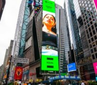 Μαρίνα Σάττι στο billboard της Times Square, για την παγκόσμια καμπάνια του Spotify