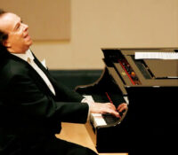 Cyprien Katsaris, παγκοσμίου φήμης πιανίστας και συνθέτης έρχεται στο Μέγαρο Μουσικής.