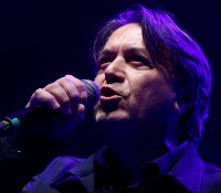 Μέγαρο Μουσικής Αθηνών. Τραγούδια του Μίκη Θεοδωράκη Ερμηνεύει ο Γιάννης Κότσιρας.