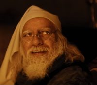 Μικές Μπίλης “Εκεί που όλα γίνονται” Το τραγούδι τίτλων της ταινίας “Τα Κάλαντα των Χριστουγέννων”