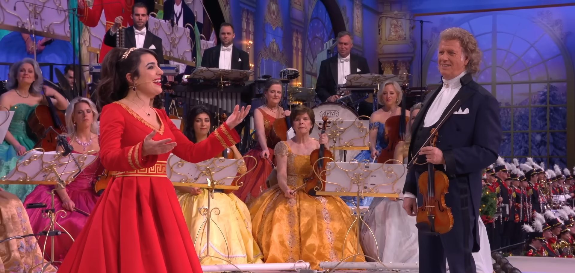 Ο Αντρέ Ριέ και η Ελληνίδα σοπράνο Χριστίνα Πέτρου μάγεψαν το Μάαστριχτ με… ελληνικά κάλαντα!